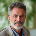 Portretul unui specialist în mindfulness, bărbat calm, cu o expresie senină și înțelegătoare.