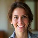 Elena Popescu, specialistă în nutriție și bunăstare holistică, zâmbește cu căldură